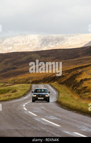 Une voiture sur l'A837 près de pont en Oykel NE Écosse Banque D'Images