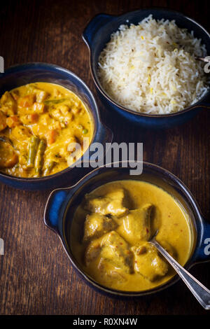 La nourriture indienne crémeux Rogan Josh d'Agneau Korma de légumes et riz basmati blanc avec des bols en Banque D'Images