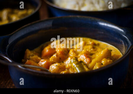 La nourriture indienne crémeux Rogan Josh d'Agneau Korma de légumes et riz basmati blanc avec des bols en Banque D'Images
