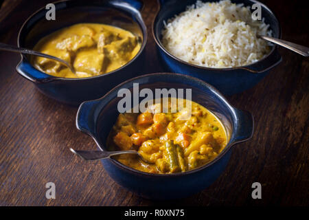 La nourriture indienne crémeux Rogan Josh d'Agneau Korma de légumes et riz basmati blanc avec des bols en Banque D'Images