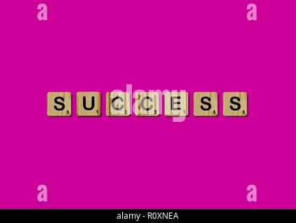 Les tuiles de SCRABBLE Scrabble citation de motivation précise Lettres Blocs Fond rouge rose devis Vie Alphabet induire Banque D'Images