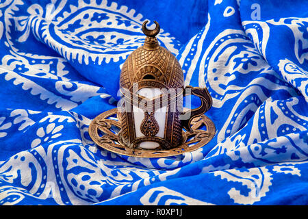 Gros plan d'un Kelaghayi bleu et décoré d'une tasse de café. Banque D'Images