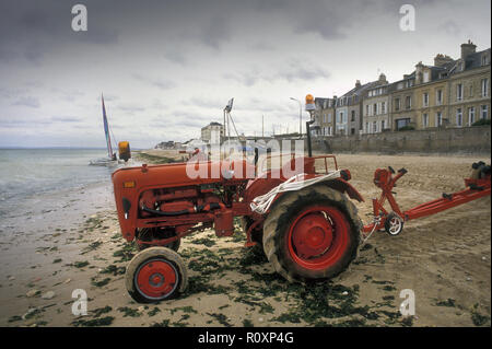 Un vieux tracteur utilisait un lanceur de bateau sur la plage, rue de la Plage à Lagrune Sue Mer, Normandie, France Banque D'Images