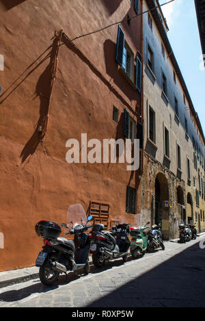 Cyclomoteurs garés dans la rue arrière, Florence, Italie Banque D'Images