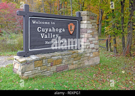 Parc national de Cuyahoga Valley welcome sign avec feuillage d'automne commence à montrer dans la péninsule, Ohio, USA. Banque D'Images