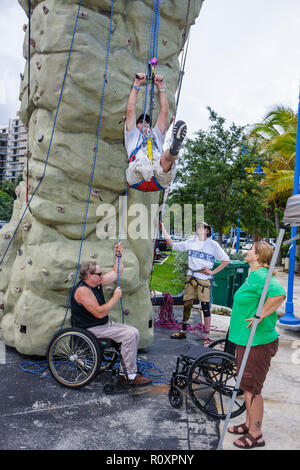 Miami Florida, Coconut Grove, Shake a Leg Miami, No Barriers Festival, handicapés besoins spéciaux, handicap physique, femme femmes, homme hommes m Banque D'Images