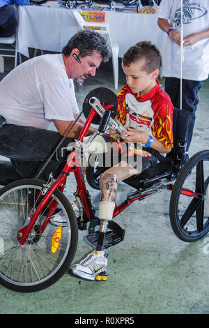 Miami Florida, Coconut Grove, Shake a Leg Miami, No Barriers Festival, handicapés besoins spéciaux, handicap physique, amputée, prothèse, homme hommes m Banque D'Images