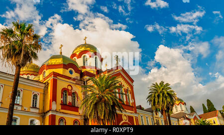 Nouvelle ATHOS, l'Abkhazie - le 10 octobre 2015 : nouvelle Athos monastère de Saint Simon le Cananéen monastère dans le soleil en Octobre 10, 2015, New Athos, l'Abkha Banque D'Images