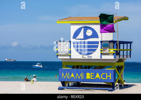 Miami Beach Florida,Océan Atlantique,eau,plage publique,stand de sauveteurs,station,rivage,sécurité,drapeau d'avertissement,violet,vert,vie marine dangereuse,FL090607142 Banque D'Images