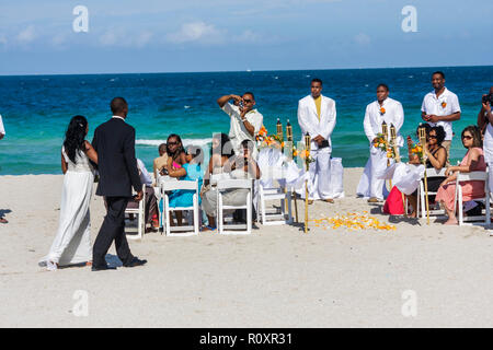 Miami Beach Floride, Océan Atlantique, eau, plage publique, bord de mer, mariage de destination, cérémonie, homme noir hommes, femme femmes, couple, invité, groom, b Banque D'Images