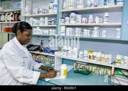 Miami Florida,Borinquen Health Care Center,clinique,pharmacien,pharmacie distributrice,professionnel de la santé,femme noire femme femme,médicaments,médicaments,médicaments,bouteilles,f Banque D'Images