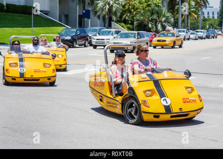 Miami Beach Florida,location,Go car Tours,visite guidée par GPS,Black Woman femmes,man men male,couple,conducteur,passager passagers rider riders,conduite, Banque D'Images