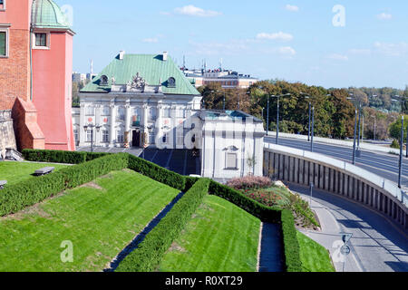 Capitale de Pologne Varsovie, proche du Château Royal sur la vieille toiture en cuivre Palace road, Trasa W-Z . Banque D'Images