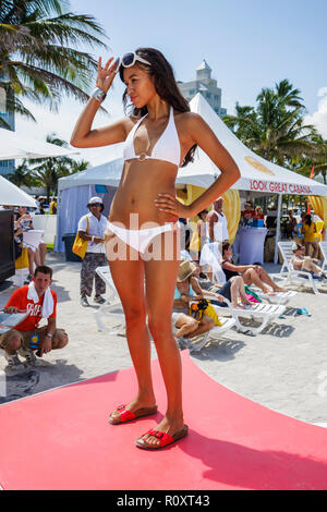 Miami Beach Florida,Lummus Park,Shape bikini Body Tour,fitness,festival,foire,salon de mode gratuit,maillot de bain,bikini,pose,modèle,passerelle,piste,figure,mince,A Banque D'Images