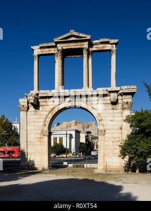 Athènes. La Grèce. Arc romain d'Hadrien aka la porte d'Hadrien, avec le Parthénon et Acropole en arrière-plan. Banque D'Images