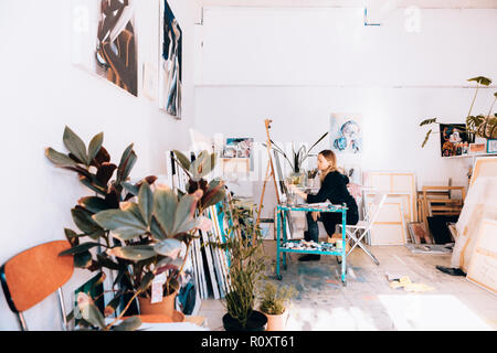 Portrait d'une femme artiste peintre travaillant dans son atelier atelier Banque D'Images