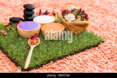 Aromathérapie Crème sel Gommage Spa set et fleurs Banque D'Images