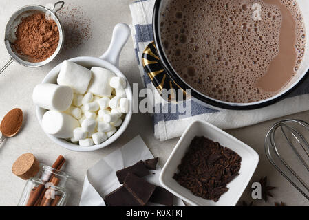 . Un pot de cacao avec marshmalllows, cunnamon, badiane, copeaux de chocolat Banque D'Images