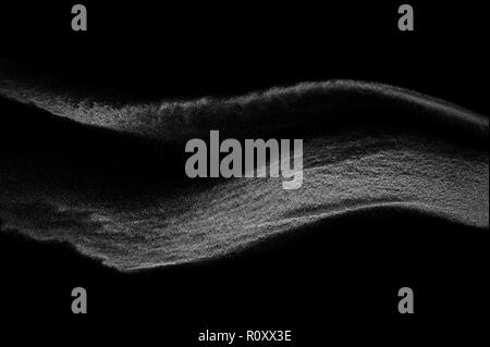 Freeze motion de particules blanches sur fond noir. Explosion de poudre. Résumé fond de poussière de texture. Banque D'Images