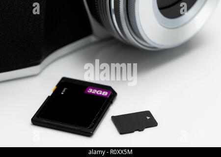 Micro carte SD normale et en plus d'une mémoire de l'appareil photo DSLR Mirrorless Banque D'Images