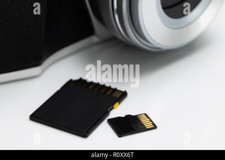 Micro carte SD normale et en plus d'une mémoire de l'appareil photo DSLR Mirrorless Banque D'Images