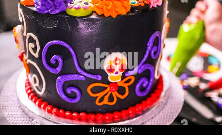 Étape par étape. La décoration de gâteau au chocolat Baker multicouche avec glaçage buttercream italien. Banque D'Images