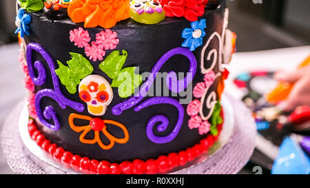 Étape par étape. La décoration de gâteau au chocolat Baker multicouche avec glaçage buttercream italien. Banque D'Images