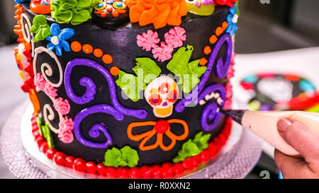 Étape par étape. La décoration de gâteau au chocolat Baker multicouche avec glaçage buttercream italien. Banque D'Images