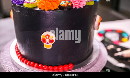 Étape par étape. La décoration de gâteau au chocolat Baker multicouche avec glaçage buttercream italien. Banque D'Images