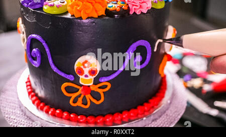 Étape par étape. La décoration de gâteau au chocolat Baker multicouche avec glaçage buttercream italien. Banque D'Images