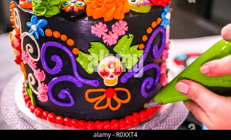 Étape par étape. La décoration de gâteau au chocolat Baker multicouche avec glaçage buttercream italien. Banque D'Images