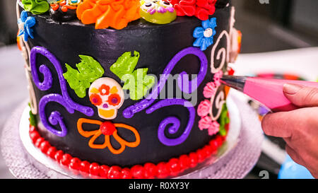 Étape par étape. La décoration de gâteau au chocolat Baker multicouche avec glaçage buttercream italien. Banque D'Images
