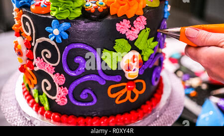Étape par étape. La décoration de gâteau au chocolat Baker multicouche avec glaçage buttercream italien. Banque D'Images