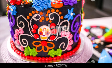 Étape par étape. La décoration de gâteau au chocolat Baker multicouche avec glaçage buttercream italien. Banque D'Images