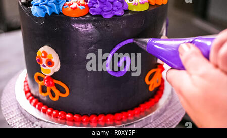 Étape par étape. La décoration de gâteau au chocolat Baker multicouche avec glaçage buttercream italien. Banque D'Images