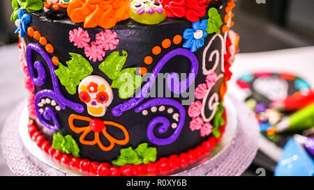 Étape par étape. La décoration de gâteau au chocolat Baker multicouche avec glaçage buttercream italien. Banque D'Images
