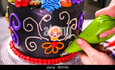 Étape par étape. La décoration de gâteau au chocolat Baker multicouche avec glaçage buttercream italien. Banque D'Images