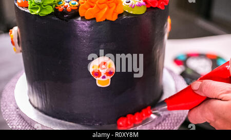 Étape par étape. La décoration de gâteau au chocolat Baker multicouche avec glaçage buttercream italien. Banque D'Images