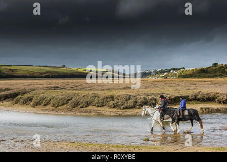 Promenades à cheval le long de la rivière Gannel à marée basse à Newquay Cornwall. Banque D'Images