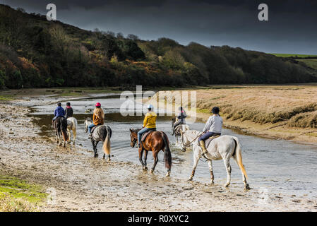 Promenades à cheval le long de la rivière Gannel à marée basse à Newquay Cornwall. Banque D'Images