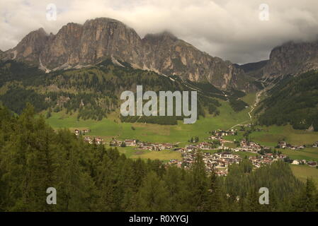 Vue sur corvara au groupe puez dans le Dolomites italiennes Banque D'Images