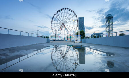 Grande Roue à Batoumi, au crépuscule, en Géorgie Banque D'Images