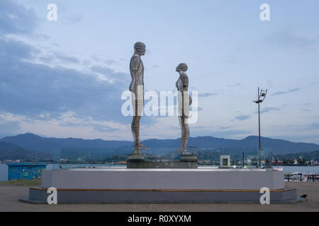 Batumi, Géorgie - 23 octobre 2108 : Déménagement metal sculpture 'Ali et Nino' par Tamara Kvesitadze et grande roue à Batoumi, en Géorgie. Banque D'Images