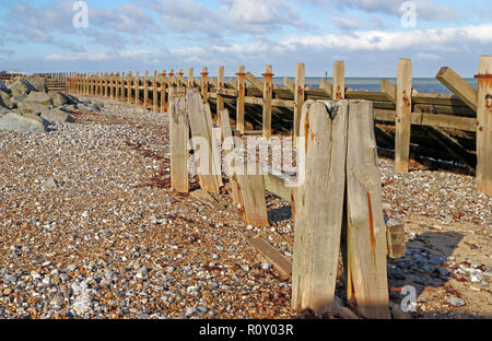 Vue de divers moyens de défense de la mer sur une plage de North Norfolk à Overstrand, Norfolk, Angleterre, Royaume-Uni, Europe. Banque D'Images