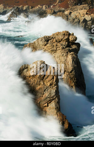 Les vagues déferlent sur les falaises, Garrapata State Park, côte de Big Sur, en Californie Banque D'Images