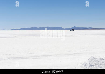 Quatre roues motrices véhicule traversant les plaines salines, Uyuni, Bolivie Banque D'Images