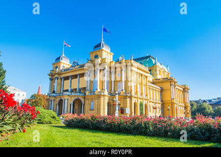 Croatie, Zagreb, théâtre national des capacités dans Green Park sur une journée ensoleillée Banque D'Images