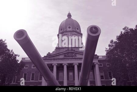 15 pouces Dreadnought canons navals affiché en face de l'entrée à l'Imperial War Museum, Londres, Angleterre Banque D'Images