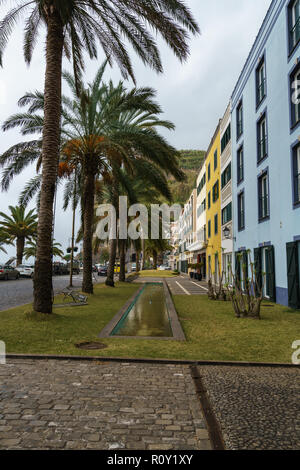 Ponta do Sol bâtiments colorés à Madère Banque D'Images