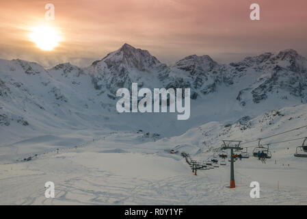 Vue aérienne de couleurs magnifique coucher de soleil sur la station de ski de neige, Solda (Sulden), le Tyrol du Sud, Italie Banque D'Images